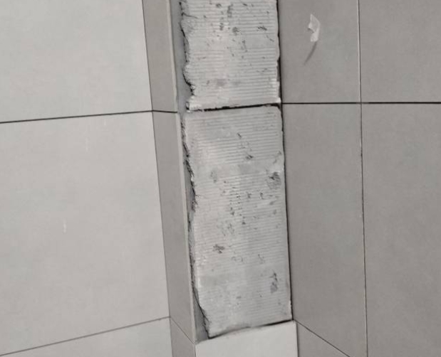 临汾瓷砖空鼓维修公司分享下瓷砖施工前基层浇水润湿程度不足，可能导致以下问题