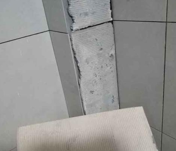 临汾瓷砖空鼓维修公司分享下厨房瓷砖脱落的补救措施。